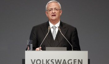 Ações da Volkswagen caem quase 40% após escândalo com carros a diesel