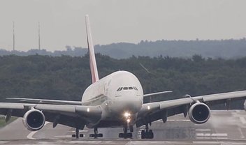 Veja o maior avião de passageiros do mundo pousar durante ventania [vídeo]