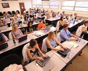 Computadores na sala de aula não melhoram desempenho escolar, diz pesquisa