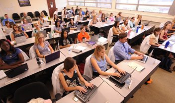 Computadores na sala de aula não melhoram desempenho escolar, diz pesquisa