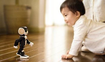 Ah, Japão! Sharp anuncia RoBoHon: celular que anda, fala e reconhece você