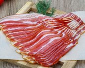 Comer bacon, salame e outras carnes processadas pode causar câncer, diz OMS