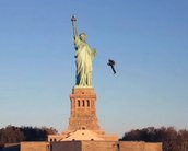 Australiano pilota jetpack próximo à Estátua da Liberdade [vídeo]