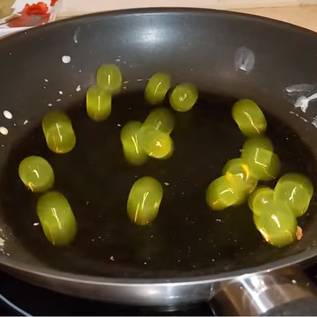 Imagem de O que acontece quando bolinhas de hidrogel encontram uma frigideira?