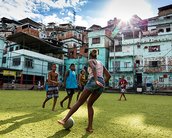 Rio de Janeiro tem campo de futebol iluminado por energia solar e cinética