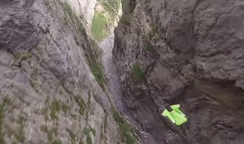 Alucinante: três malucos atravessam canyon voando de wingsuit [vídeo]