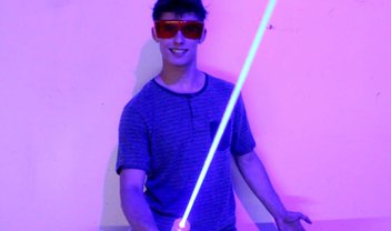 Na onda de Star Wars, jovem cria um 'sabre de luz' caseiro [vídeo]