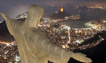 Loucura: russos invadem e escalam Cristo Redentor durante a noite