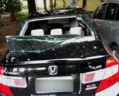 SP: taxistas cercam motorista do Uber, destroem carro e ferem passageira