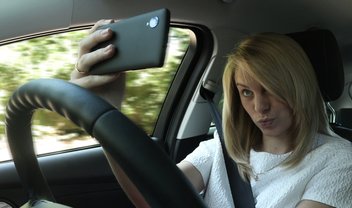 Pesquisa da Ford demonstra os riscos de tirar uma selfie ao volante