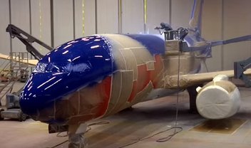 Veja como é a impressionante tarefa de pintar um avião comercial [vídeo]