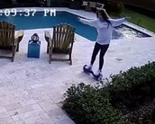 Câmera pega jovem pulando na piscina para salvar hoverboard novinho [vídeo]