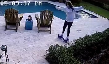 Câmera pega jovem pulando na piscina para salvar hoverboard novinho [vídeo]