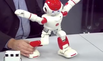 Vergonha alheia: robô Alpha 2 dá vexame ao vivo na CES 2016 [vídeo]