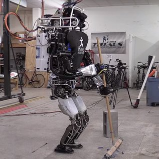 Imagem de Pesquisadores estão ensinando o androide humanoide Atlas a fazer faxina