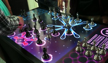 O tabuleiro de xadrez do futuro permite que você mexa as peças sem