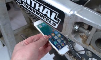 iPhone 6s é completamente destruído em engrenagem de motocicleta