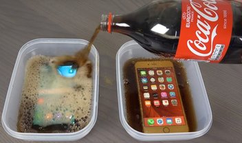 Quem se sai melhor na Coca-Cola congelada? Galaxy S7 ou iPhone 6s Plus?