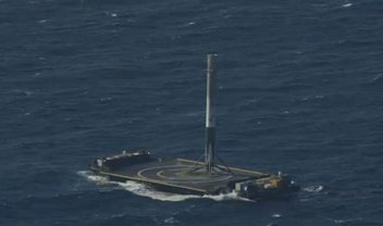 Histórico: SpaceX pousa com sucesso foguete em base no mar pela 1ª vez