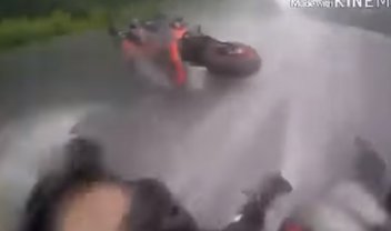 Vídeo: motociclistas caem na estrada e se protegem durante o acidente