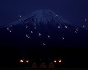 Assista ao balé de drones em frente ao Monte Fuji