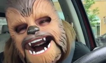 Mãe usa máscara do Chewbacca e sua felicidade viraliza no Facebook