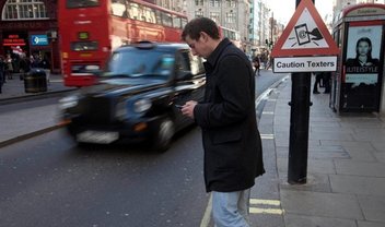 Austrália colocará sinalização no chão para quem não larga o celular