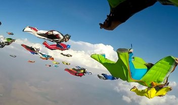 Wingsuit: o que acontece quando 61 paraquedistas saltam ao mesmo tempo?