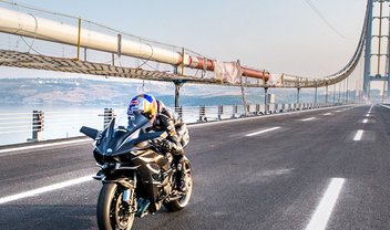 Como é atingir 400 km/h em uma moto? Este piloto mostra pra você