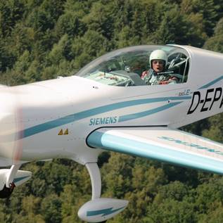 Imagem de Extra 330LE: avião com motor elétrico da Siemens faz voo inaugural [vídeo]