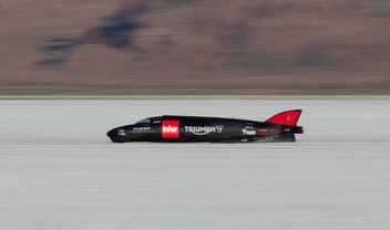 Piloto atinge 441 km/h e quebra recorde de velocidade no deserto de sal