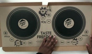 Pizza Hut lança caixa de pizza que se transforma em mesa de DJ