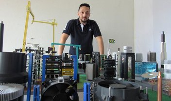 Estudante faz maquete com 1.867 peças de computador e bate recorde