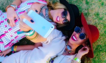 Pessoas que tiram muitas selfies se acham mais belas do que são, diz estudo