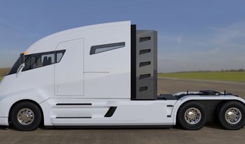 Caminhão Tesla Semi chega em dezembro (e já teve problema)