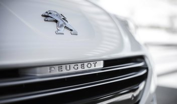 Mais concorrência pra Uber: Peugeot planeja parceria com Bollore