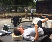 Com TV, notebook e ventilador, morador de rua do Rio possui carroça hi-tech