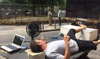 Com TV, notebook e ventilador, morador de rua do Rio possui carroça hi-tech