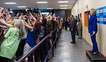 Milhares dão as costas para Hillary Clinton e 'por trás da selfie' viraliza