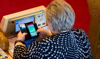 Primeira-ministra da Noruega é flagrada jogando Pokémon GO no Parlamento