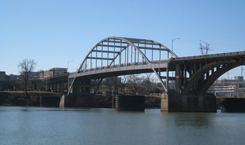 Ponte de 93 anos “se recusa” a ser destruída e viraliza na web