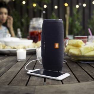 Imagem de JBL Charge 3 chega ao Brasil com som potente e bateria para até 20 horas
