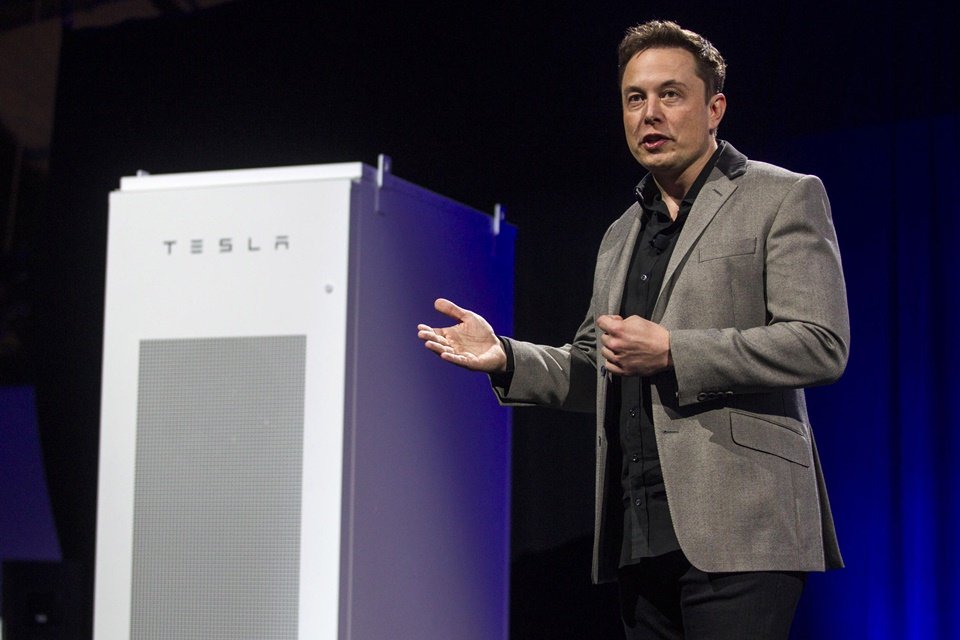 Tesla revela telhado solar ousado e nova versão de sua bateria para casas
