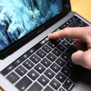 Imagem de Jony Ive explica a Touch Bar do novo MacBook Pro