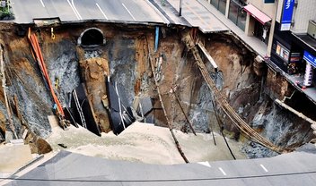 Vídeo mostra cratera de 15 metros de profundidade engolindo rua no Japão