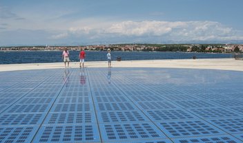 Empresa transforma passarelas em painéis solares