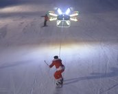 Praticante de snowboard é impulsionado por drones através das montanhas