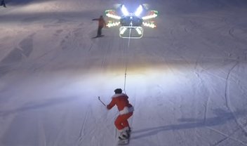 Praticante de snowboard é impulsionado por drones através das montanhas