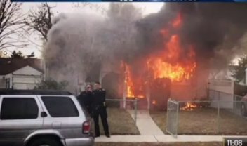 Policiais norte-americanos são flagrados tirando selfie durante um incêndio