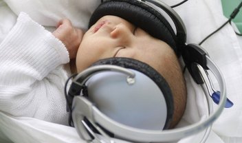 Conheça a música criada cientificamente para deixar qualquer bebê feliz